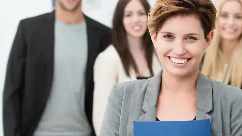 Junge Frau mit ihren Bewerbungsunterlagen nach dem erfolgreichen Onlinecoaching Bewerbungscoaching Online bei der EuBiA.