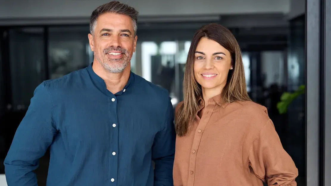 Junge Frau mit ihren Bewerbungsunterlagen nach dem erfolgreichen Onlinecoaching Bewerbungscoaching Online bei der EuBiA.