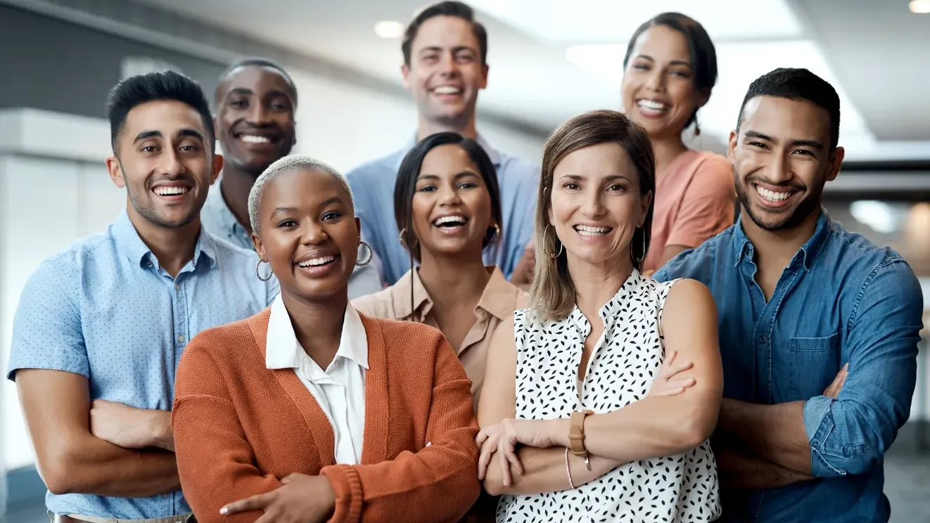 Junge Frau mit ihren Bewerbungsunterlagen nach dem erfolgreichen Onlinecoaching Bewerbungscoaching Online bei der EuBiA.